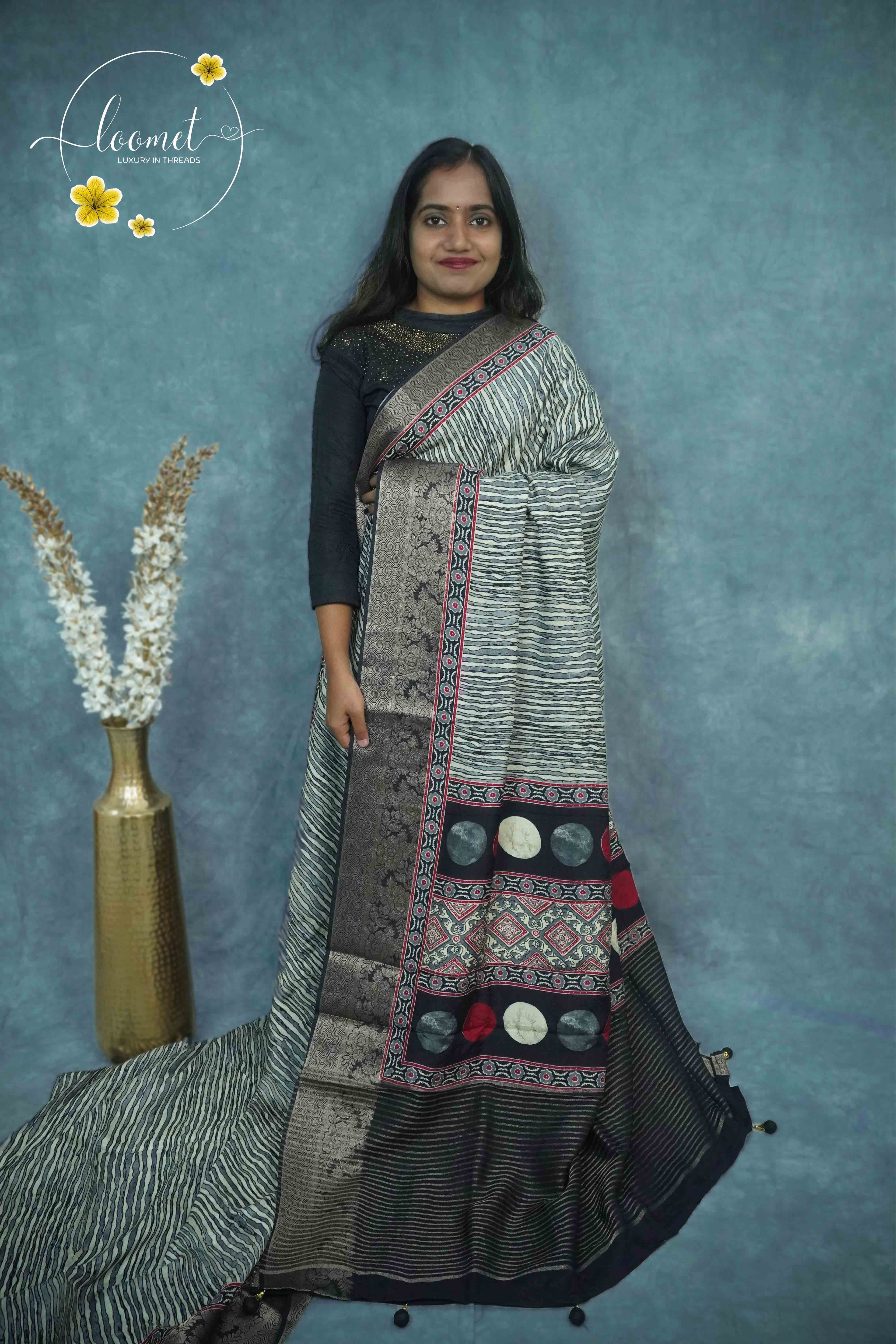 AJF1321 Off-White and Charcoal Grey Viscose saree with brush-stroke wavy pattern.
