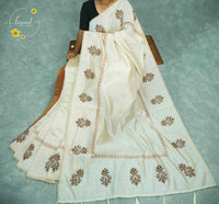 APL1451 Off-White Tussar Silk saree with paisley motifs arranged in vertical rows along the pleats and pallu.