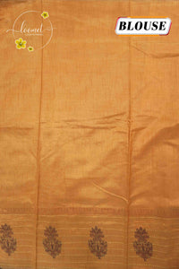 APL1451 Off-White Tussar Silk saree with paisley motifs arranged in vertical rows along the pleats and pallu.