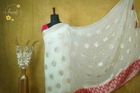 ARN4101 Off-white & rani pink Georgette saree with circular butta motifs.