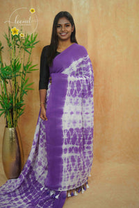 ASB2590 Violet and white mul-cotton saree featuring a bold shibori tie-dye pattern.