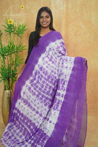 ASB2590 Violet and white mul-cotton saree featuring a bold shibori tie-dye pattern.
