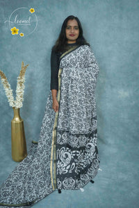 ICS1222 Black & White Linen-Cotton saree featuring kalamkari-inspired floral vine print.