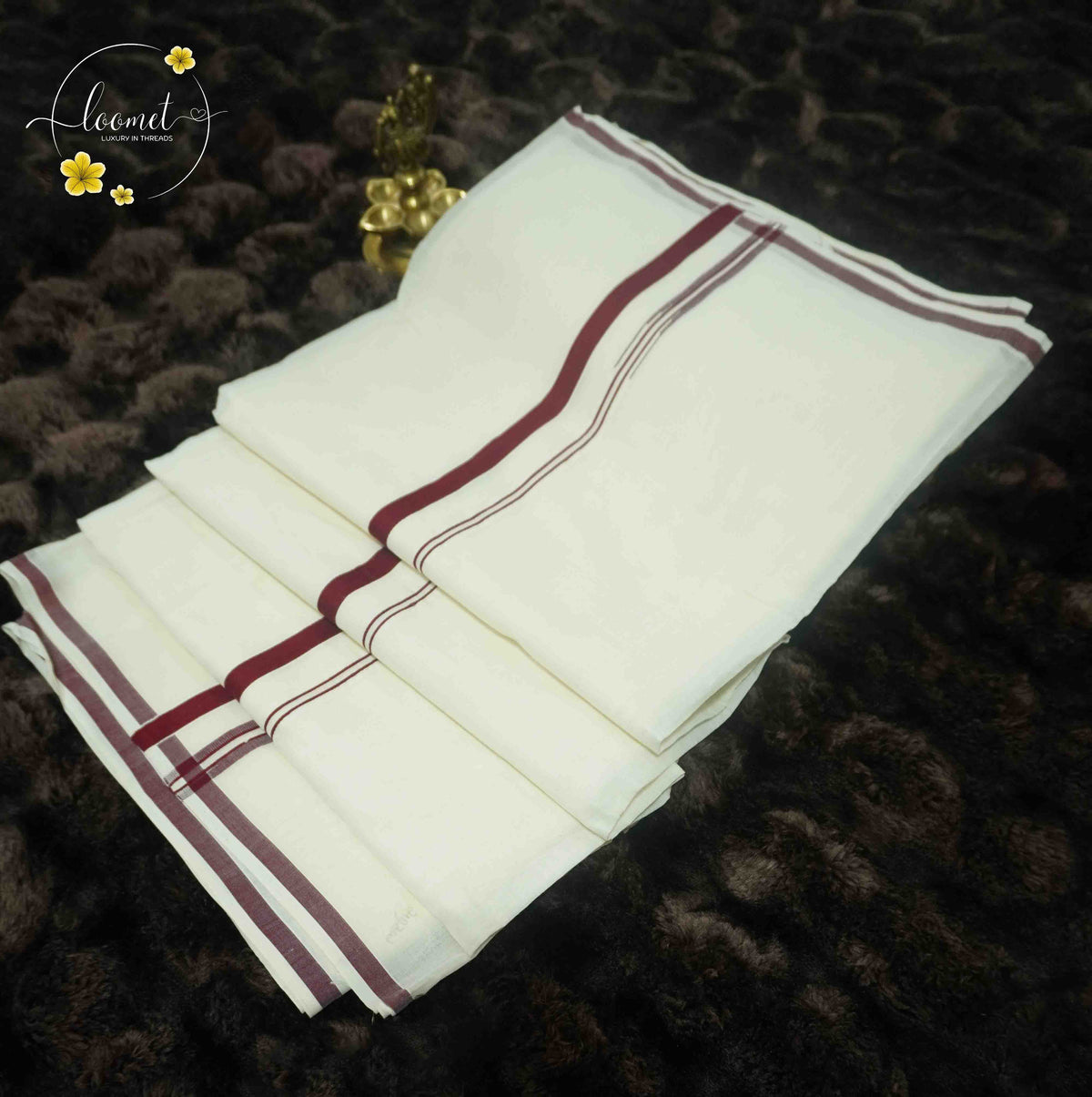 KAS2211 Off-White Balaramapuram Handloom saree with fine maroon striped accent border.