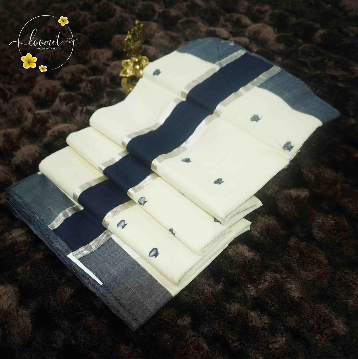 KAS2311 Off-White Balaramapuram Handloom saree with navy blue & grey borders and silver zari accents.