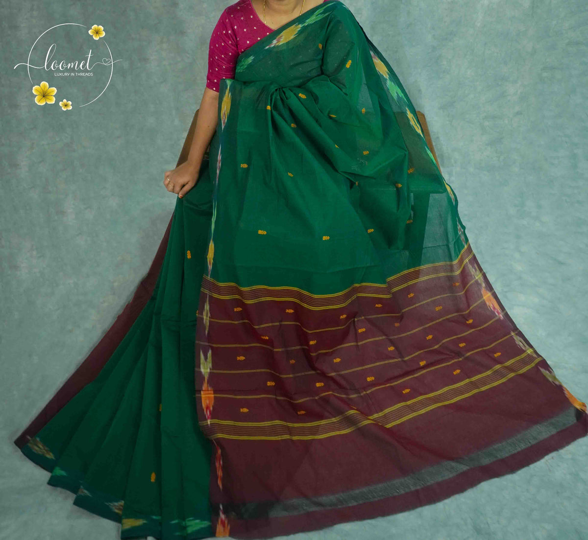 SKV1156 Emerald Green Cotton saree featuring a maroon pallu with delicate yellow buttis.